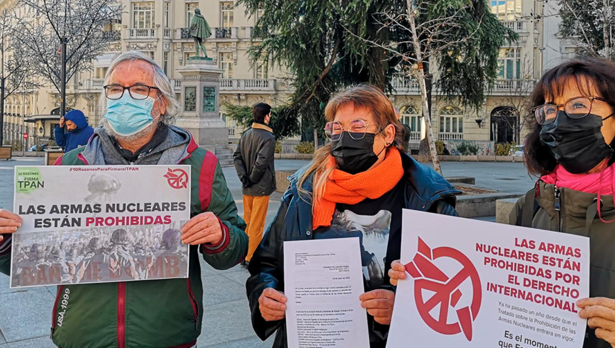 Entrega de firmas en Madrid el pasado 19 de enero exigiendo la adhesión de España como Estado parte del TPAN